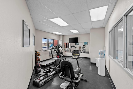 Fitness facility. Days Inn & Suites by Wyndham Des Moines Airport