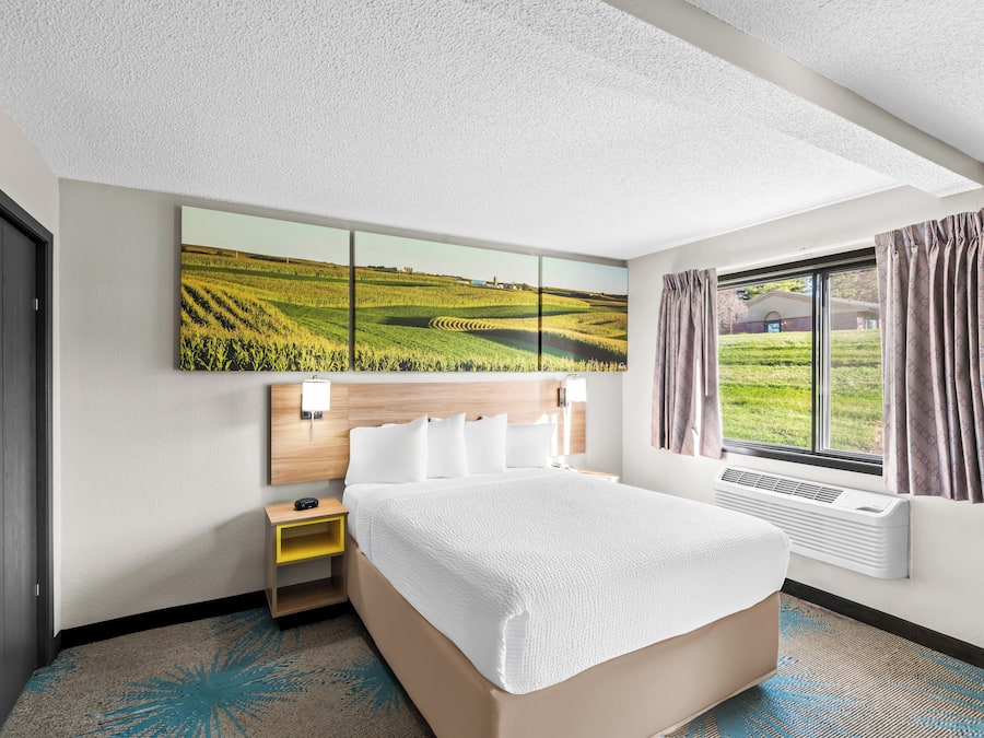 Desk, iron/ironing board, free cots/infant beds, rollaway beds