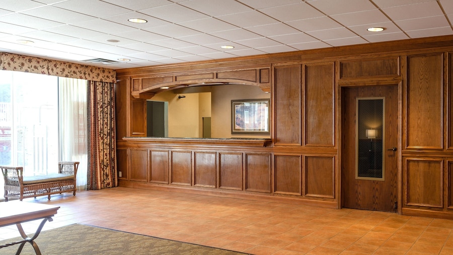 Red Roof Inn & Suites DeKalb