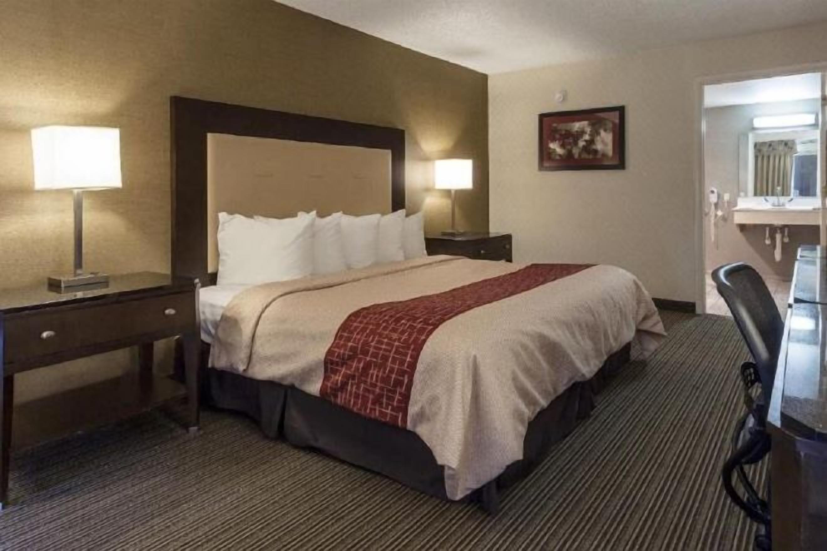 Escritorio, espacio para trabajar con laptop y cortinas blackout 