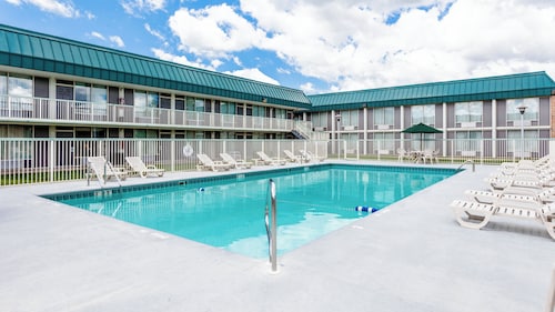 Red Roof Inn & Suites DeKalb