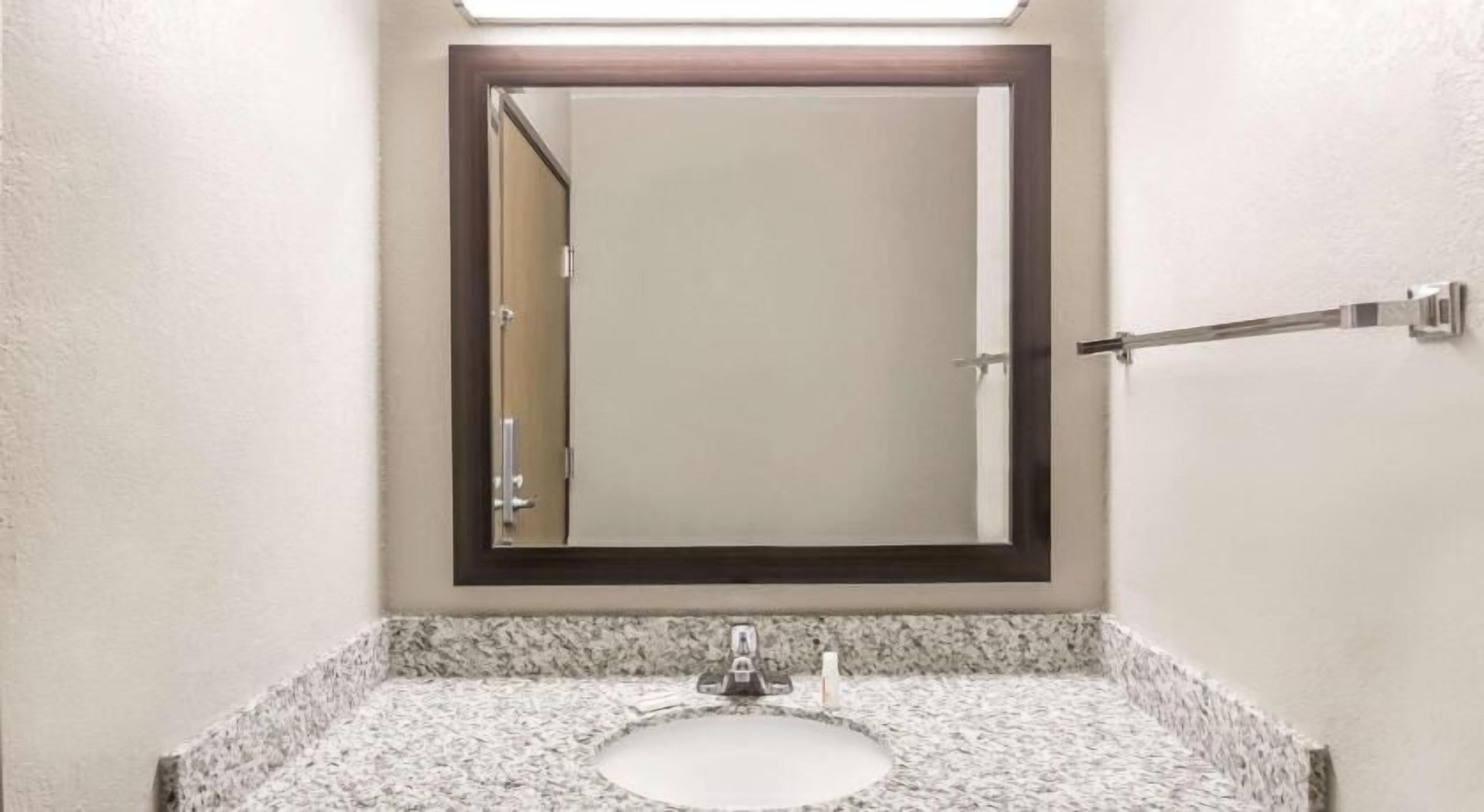 Bathroom | Combined shower/tub, free toiletries, hair dryer, towels