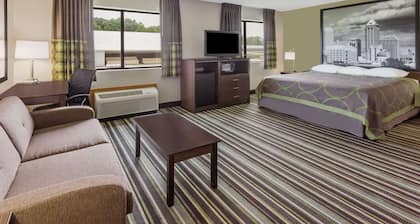 Super 8 by Wyndham Plymouth