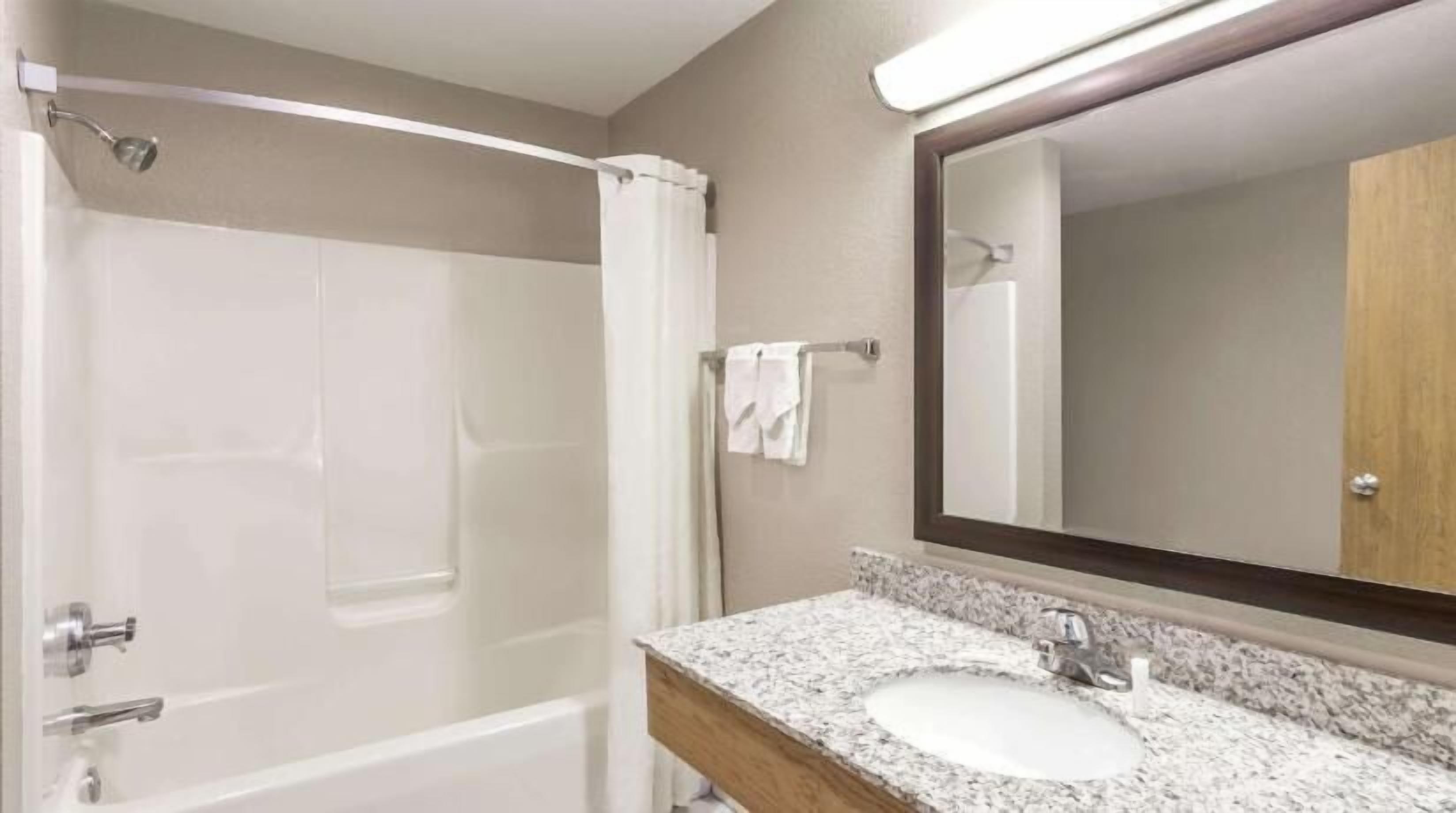 Bathroom | Combined shower/tub, free toiletries, hair dryer, towels