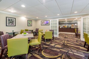 Free continental breakfast on weekdays 