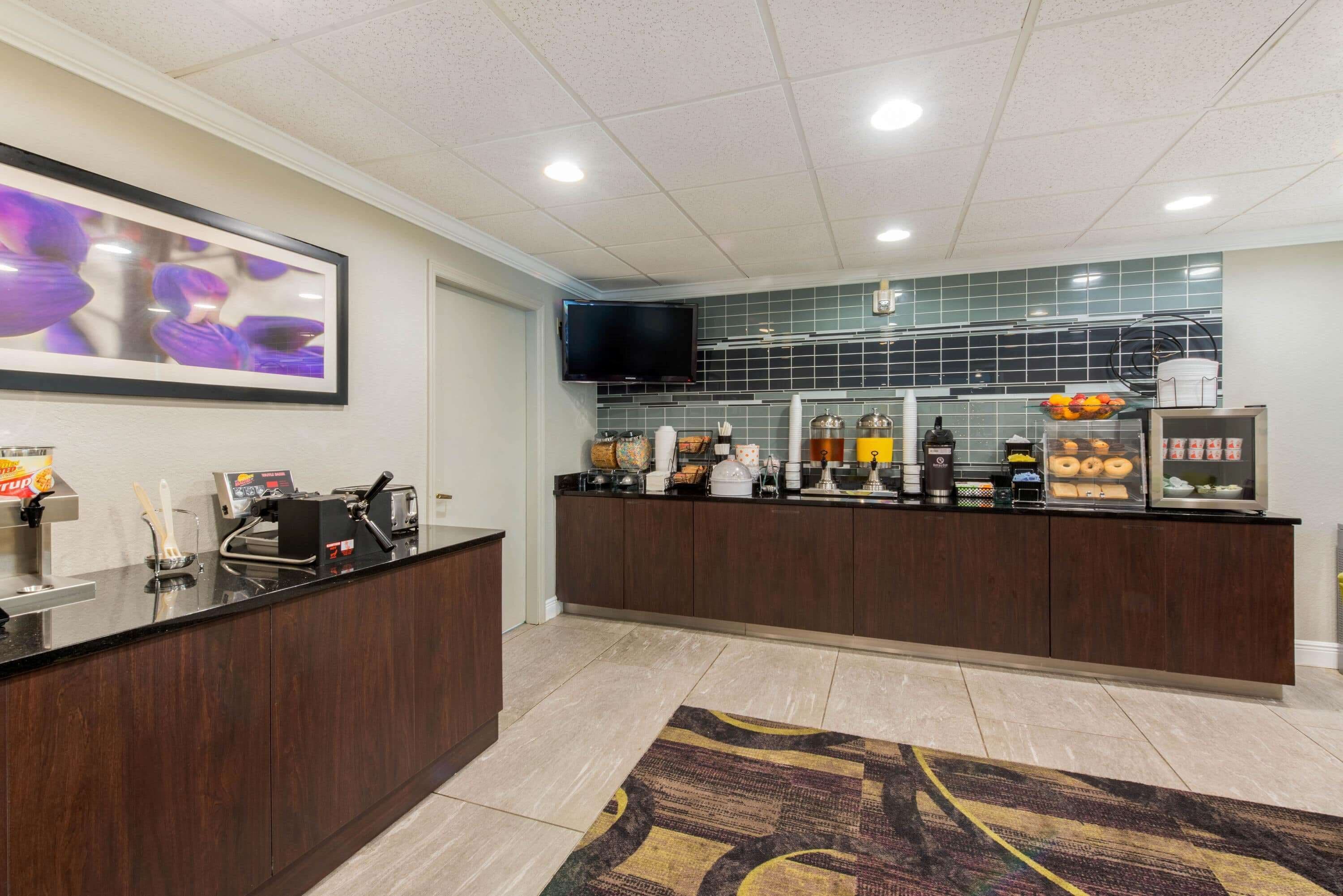 Free continental breakfast on weekdays