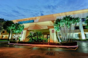 A hotel entrance with a sign reading "LA QUINTA INN," palm trees, and a "NO PARKING" sign. - La Quinta Inn by Wyndham Ft. Lauderdale Tamarac East (Fort Lauderdale)