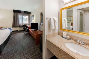 Combined shower/bathtub, free toiletries, hair dryer, towels