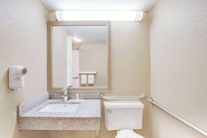Combined shower/tub, hydromassage showerhead, free toiletries