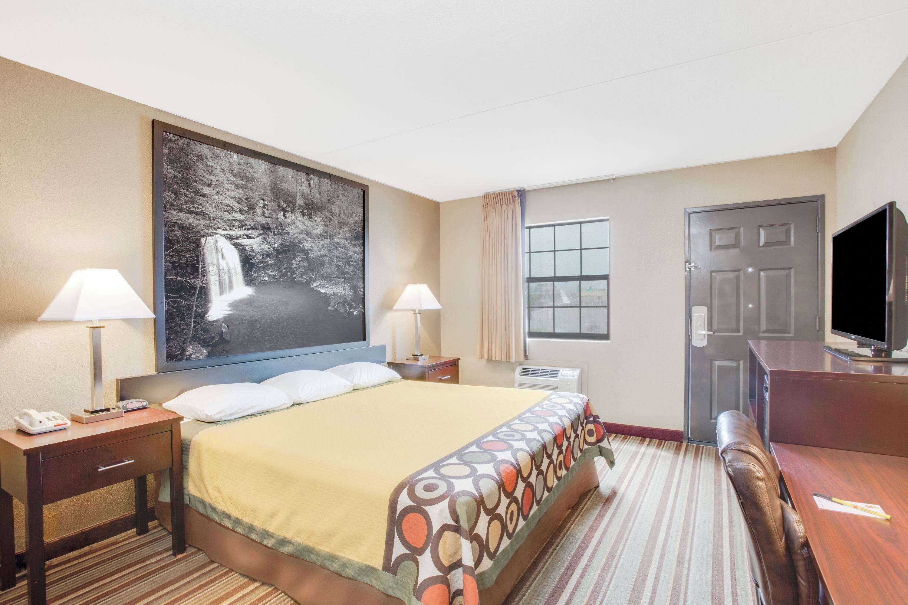 ルーム キングベッド 1 台 バリアフリー 禁煙 (Mobility) | デスク、ノートパソコン用作業スペース、遮光カーテン、ベビーベッド (無料)