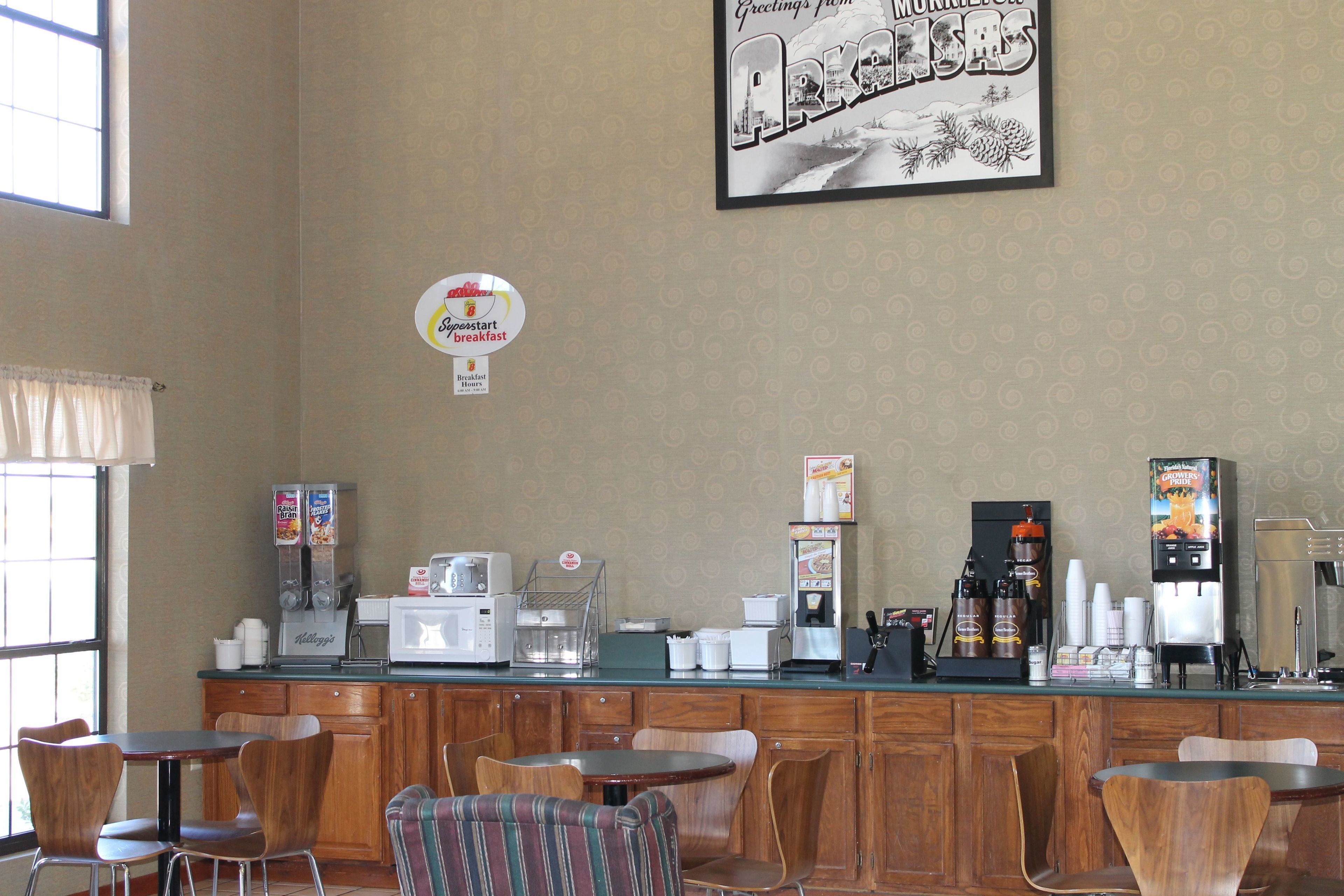 朝食 (コンチネンタル ブレックファスト)、毎日提供 (無料)