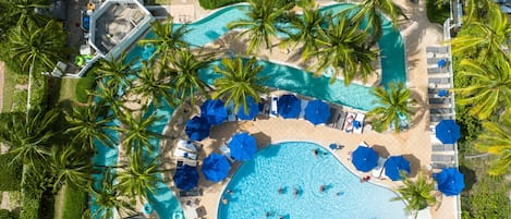 Piscine extérieure, parasols de plage, chaises longues