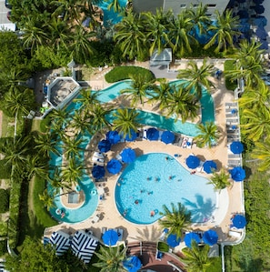 Piscine extérieure, parasols de plage, chaises longues