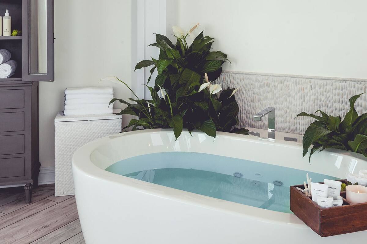 hot tub, body treatments, hydrotherapy, aromatherapy, hot stone massages