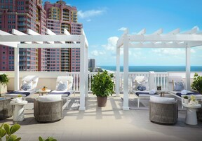 Una terraza en la azotea con pérgolas blancas, sillones de descanso y plantas en macetas.