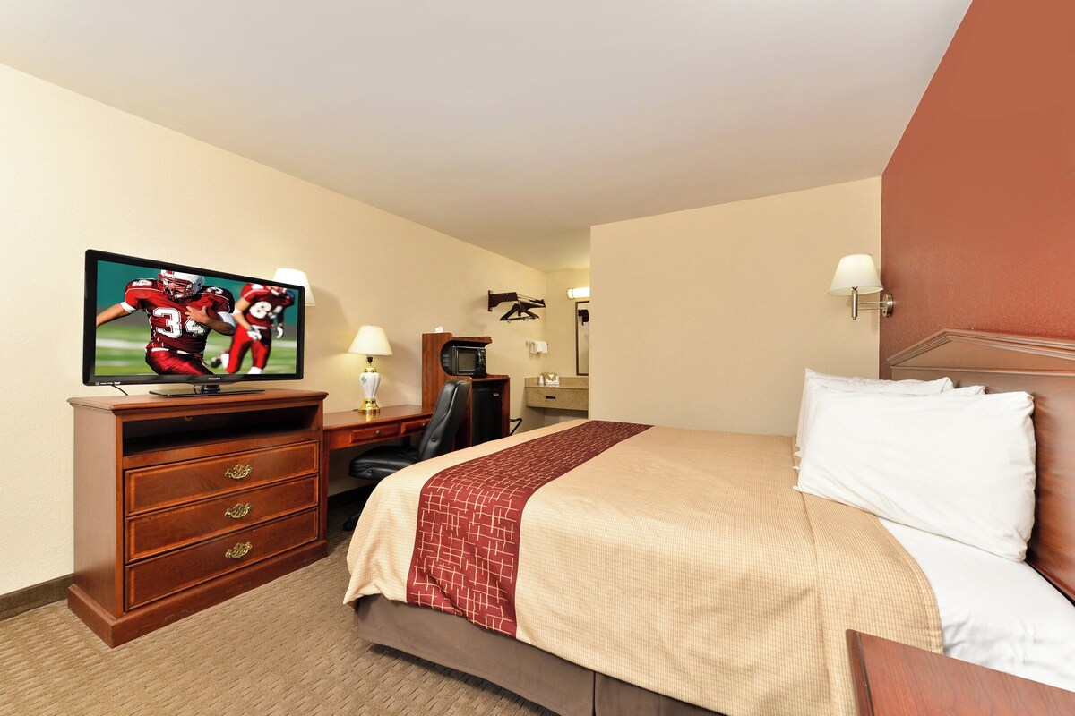 Desk, laptop workspace, blackout drapes, WiFi (free)