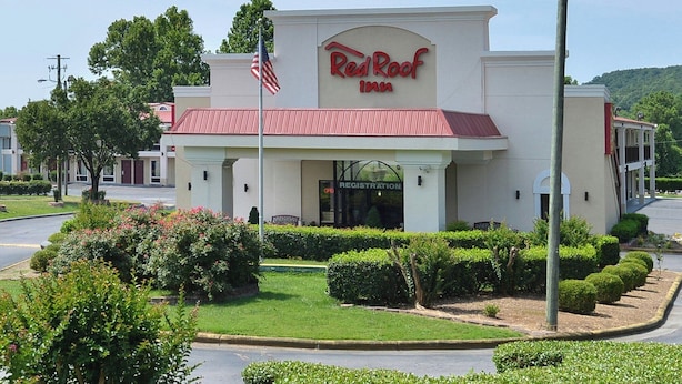 Un Red Roof Inn con tetto rosso e bandiera americana.