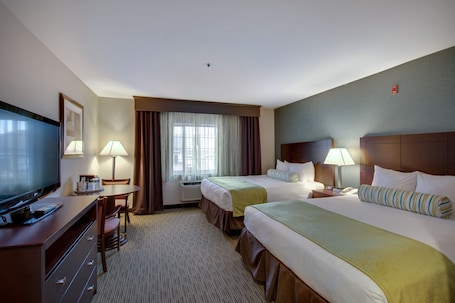 Muebles diferentes, escritorio, tabla de planchar con plancha y wifi . Best Western Plus The Inn at Hampton