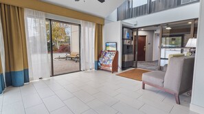 Lobby sitting area - Best Western Plus The Inn at Hampton (Hampton)