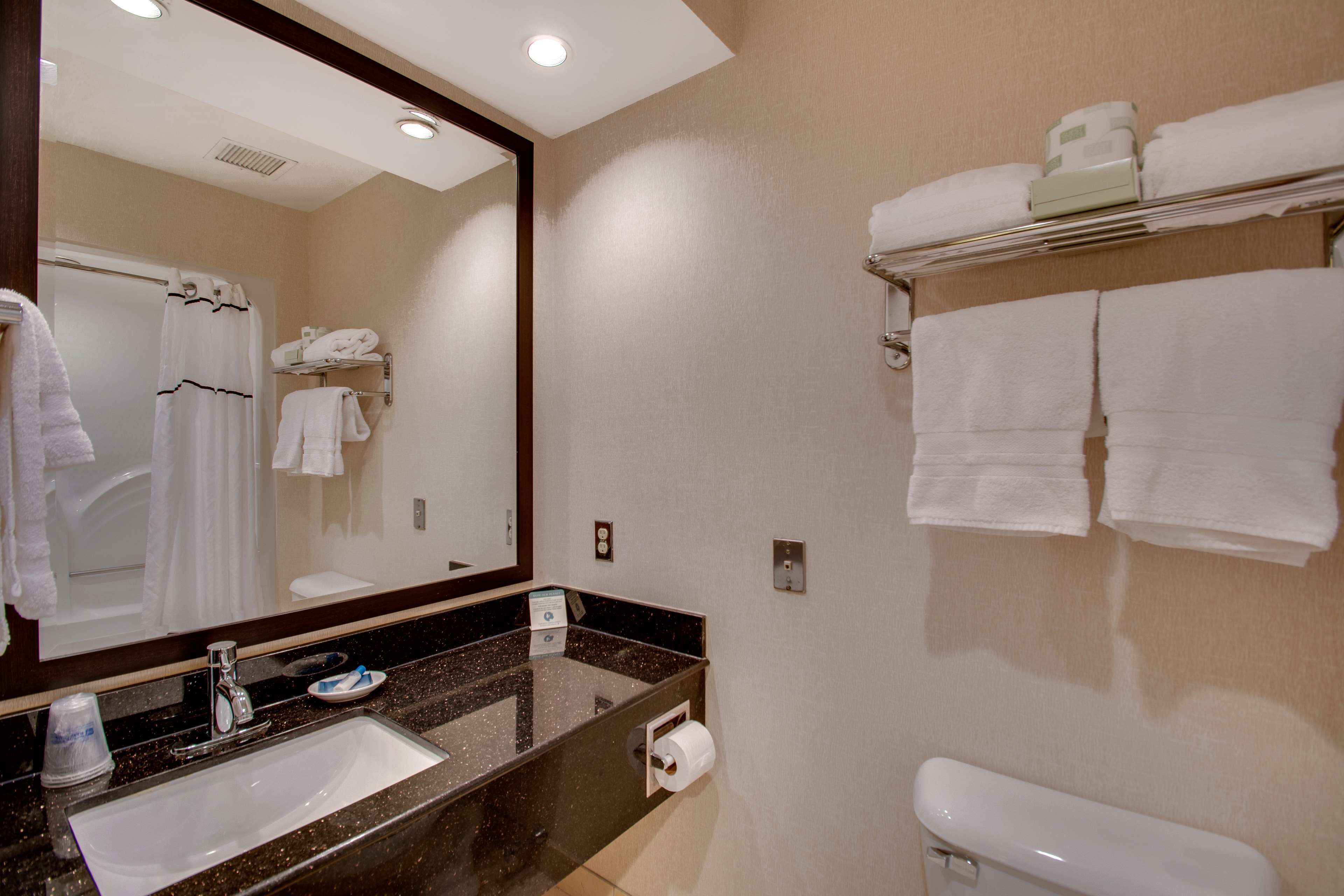 Combined shower/tub, free toiletries, hair dryer, towels