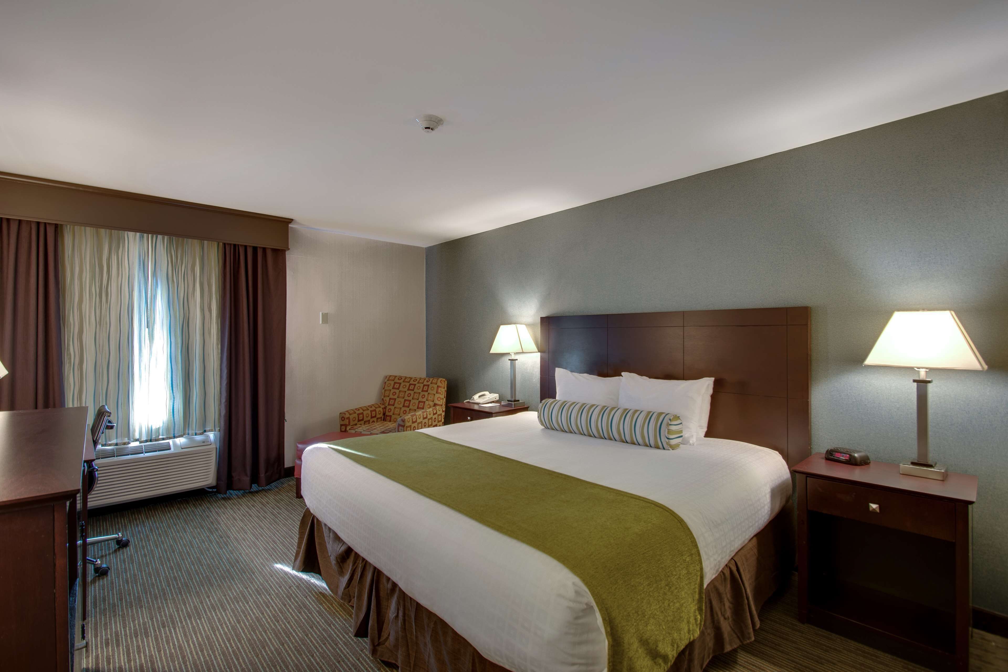 Yksilöllisesti kalustettu, työpöytä, silitysrauta/-lauta, Wi-Fi