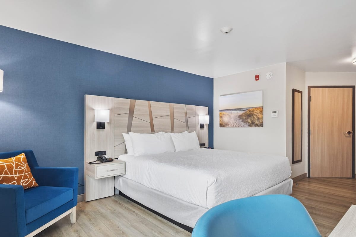 Muebles diferentes, escritorio, tabla de planchar con plancha y wifi