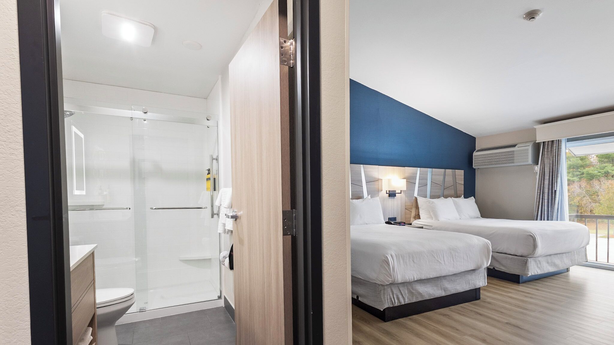 Standaard kamer, 2 queensize bedden, niet-roken, balkon | Individueel gemeubileerd, een bureau, een strijkplank/strijkijzer