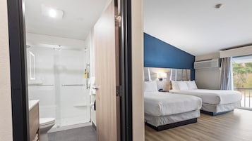 Muebles diferentes, escritorio, tabla de planchar con plancha y wifi 