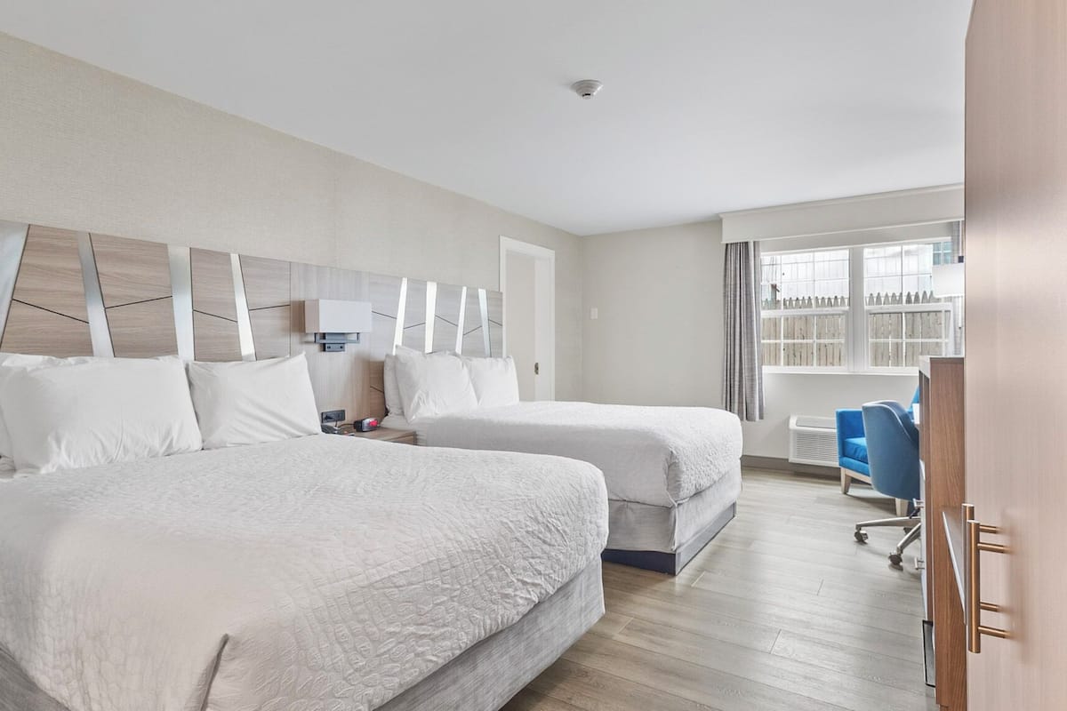 Muebles diferentes, escritorio, tabla de planchar con plancha y wifi