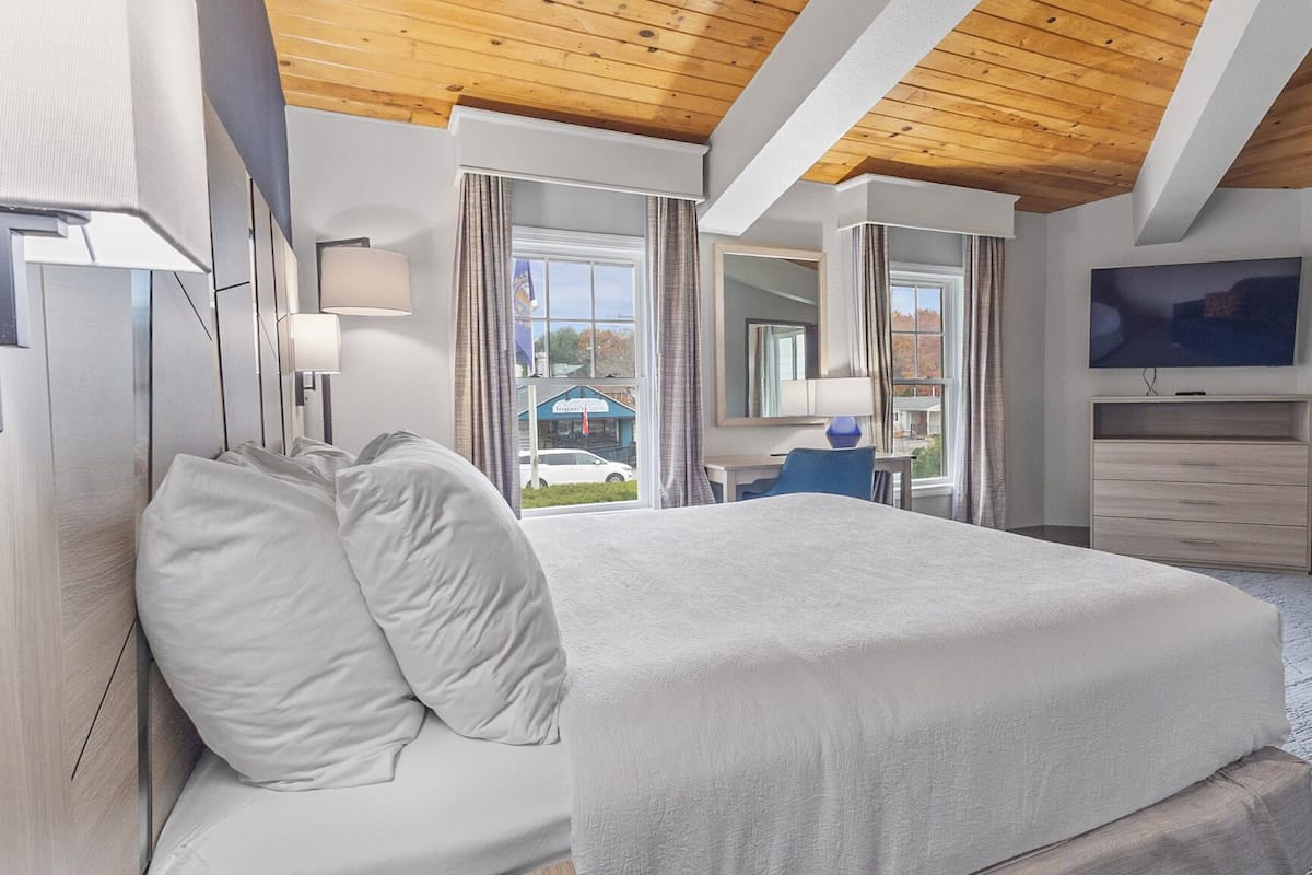 Suite familiar, varias camas, para no fumadores, refrigerador y microondas (2nd Floor;with Sofabed) | Muebles diferentes, escritorio, tabla de planchar con plancha y wifi