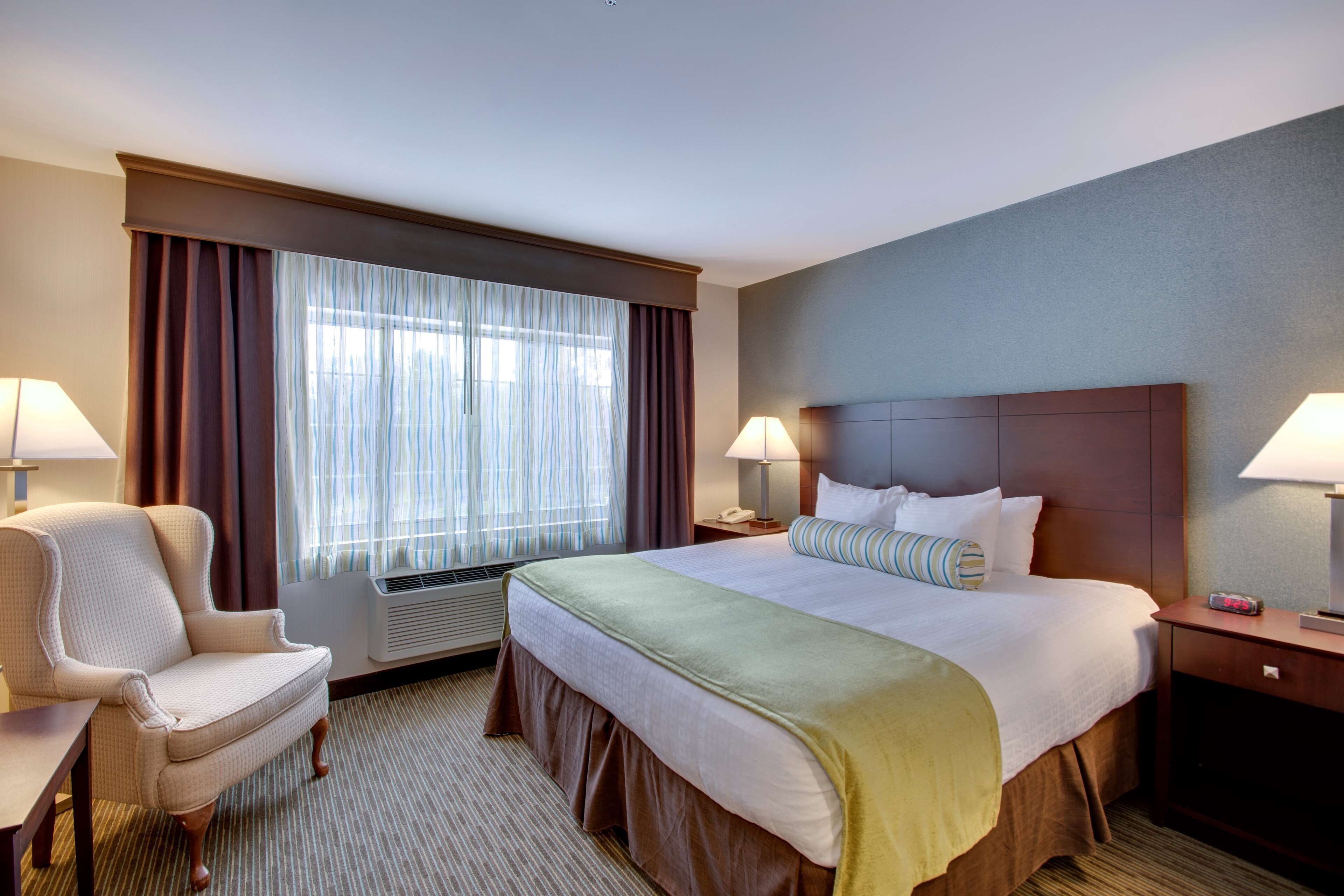 Yksilöllisesti kalustettu, työpöytä, silitysrauta/-lauta, Wi-Fi