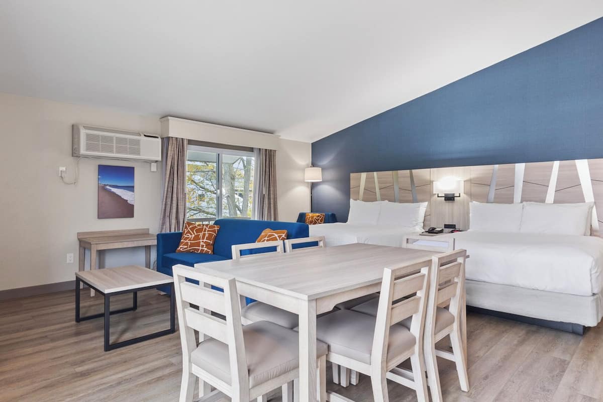 Muebles diferentes, escritorio, tabla de planchar con plancha y wifi