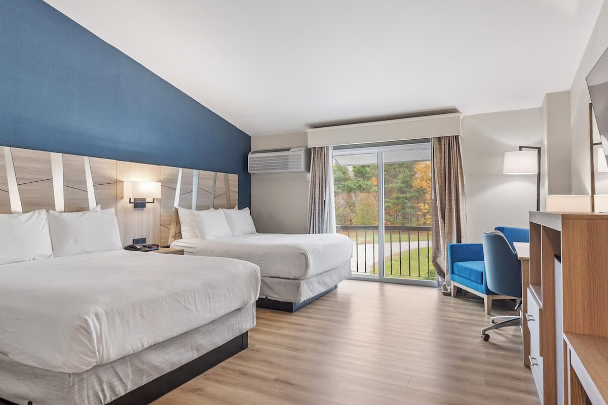 Habitación estándar, 2 camas Queen size, para no fumadores, balcón | Muebles diferentes, escritorio, tabla de planchar con plancha y wifi