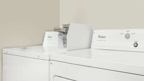 Una lavadora Whirlpool con un panel de control y una caja encima.