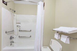 Standardzimmer, 1 Queen-Bett, barrierefrei | Badezimmer | Duschwanne, kostenlose Toilettenartikel, Haartrockner, Handtücher