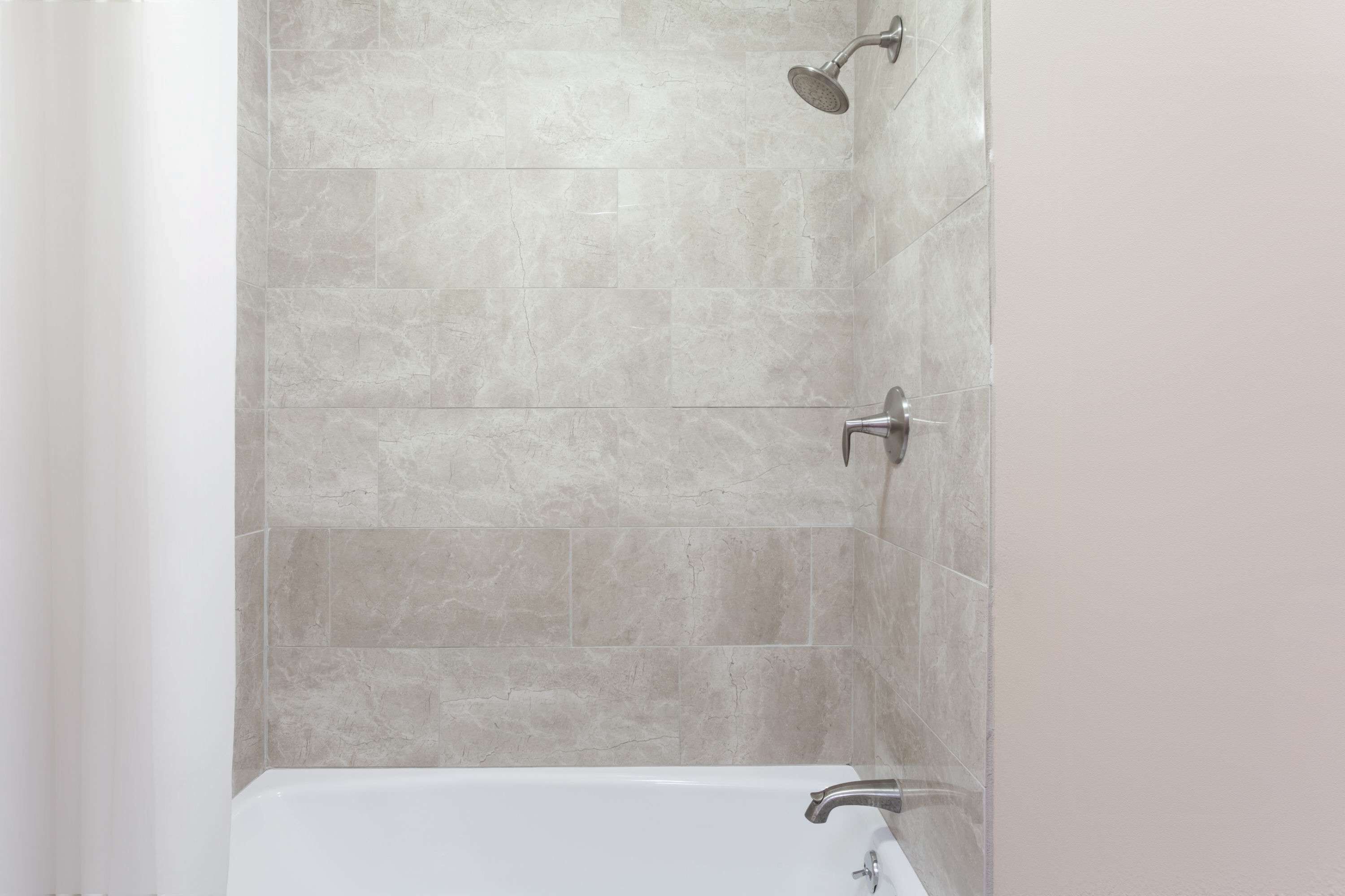 Combined shower/bathtub, free toiletries, hair dryer, towels