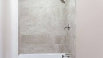 Combined shower/bathtub, free toiletries, hair dryer, towels