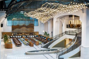 7 restaurantes; se sirve desayuno, almuerzo y cena; cocina americana