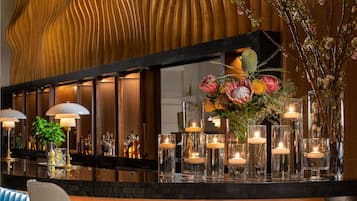 7 restaurants; breakfast, lunch, dinner, and brunch served