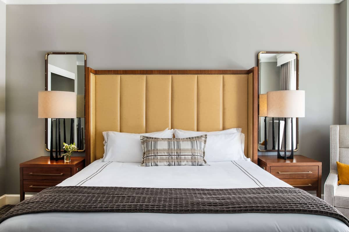 Hypo-allergenic bedding, in-room safe, desk, laptop workspace