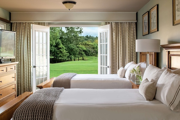 Anti alerjik yatak takımı, odada kasa, masa