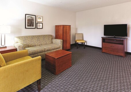 La Quinta Inn Suites by Wyndham Miami Airport East - Image 40