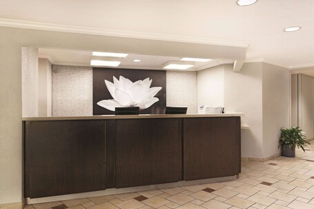 La Quinta Inn Suites by Wyndham Miami Airport East - Image 13