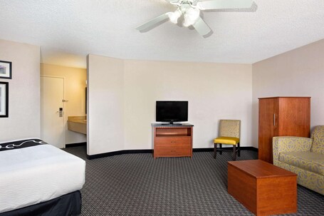 La Quinta Inn Suites by Wyndham Miami Airport East - Image 56