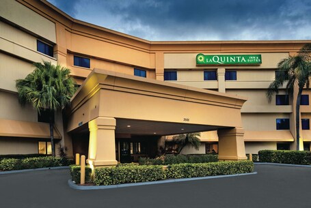La Quinta Inn Suites by Wyndham Miami Airport East - Image 10