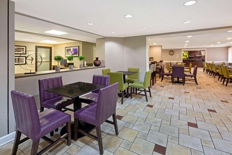 La Quinta Inn Suites by Wyndham Miami Airport East - Image 12