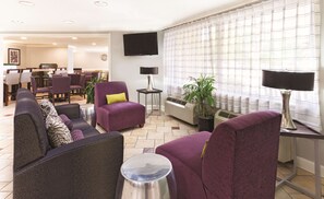 Lobby - La Quinta Inn & Suites by Wyndham Miami Airport East (Miami)