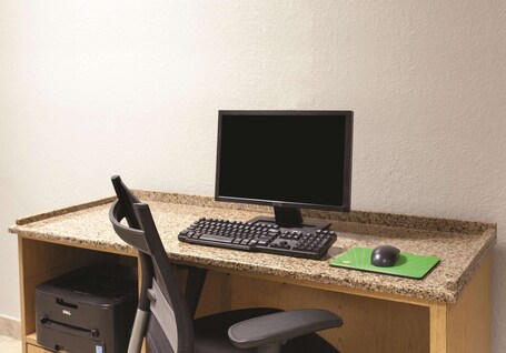 La Quinta Inn Suites by Wyndham Miami Airport East - Image 35