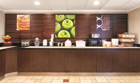La Quinta Inn Suites by Wyndham Miami Airport East - Image 2