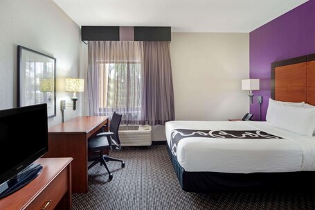 La Quinta Inn Suites by Wyndham Miami Airport East - Image 59
